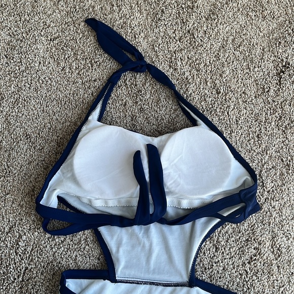 Cupshe one piece cut out swimsuit - Picture 4 of 6